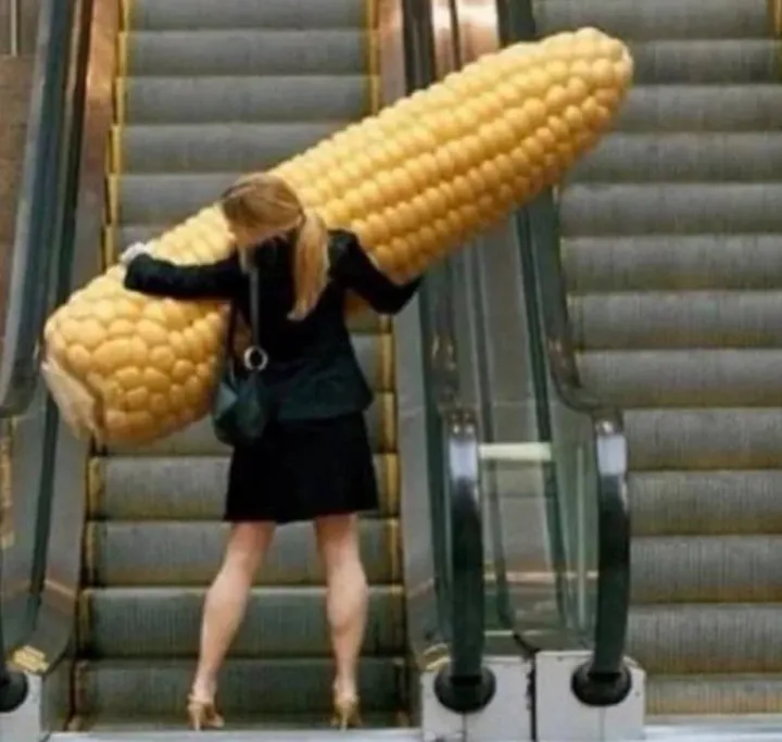 А эта девушка безумно любит кукурузу.