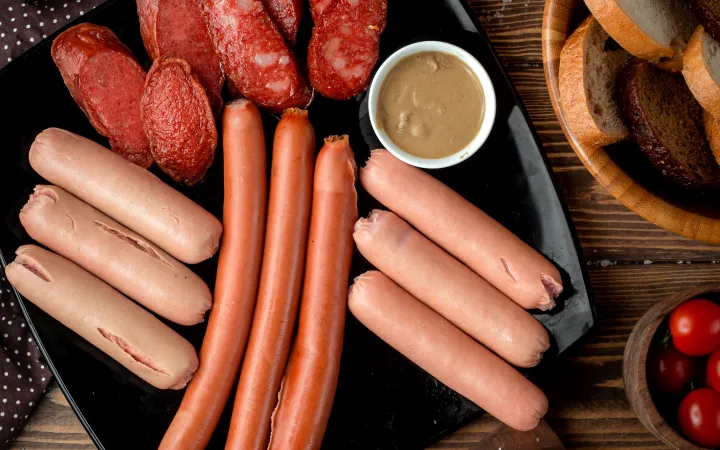 Сосиски и колбаса.