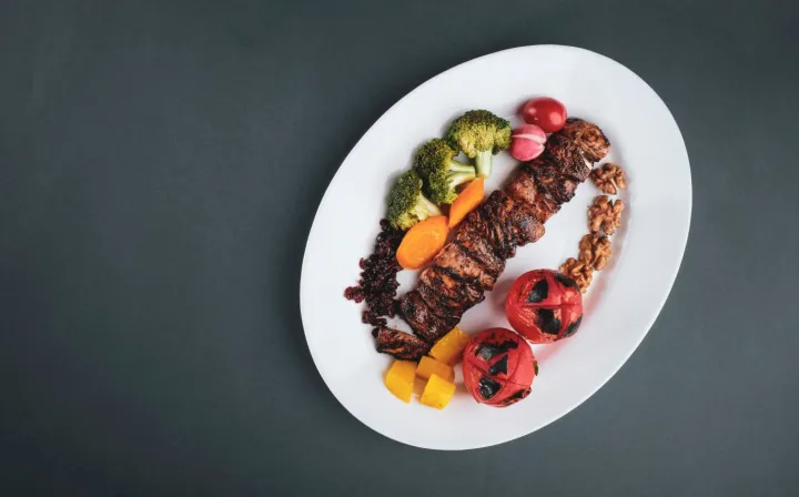 Мясо с овощами и орехами.