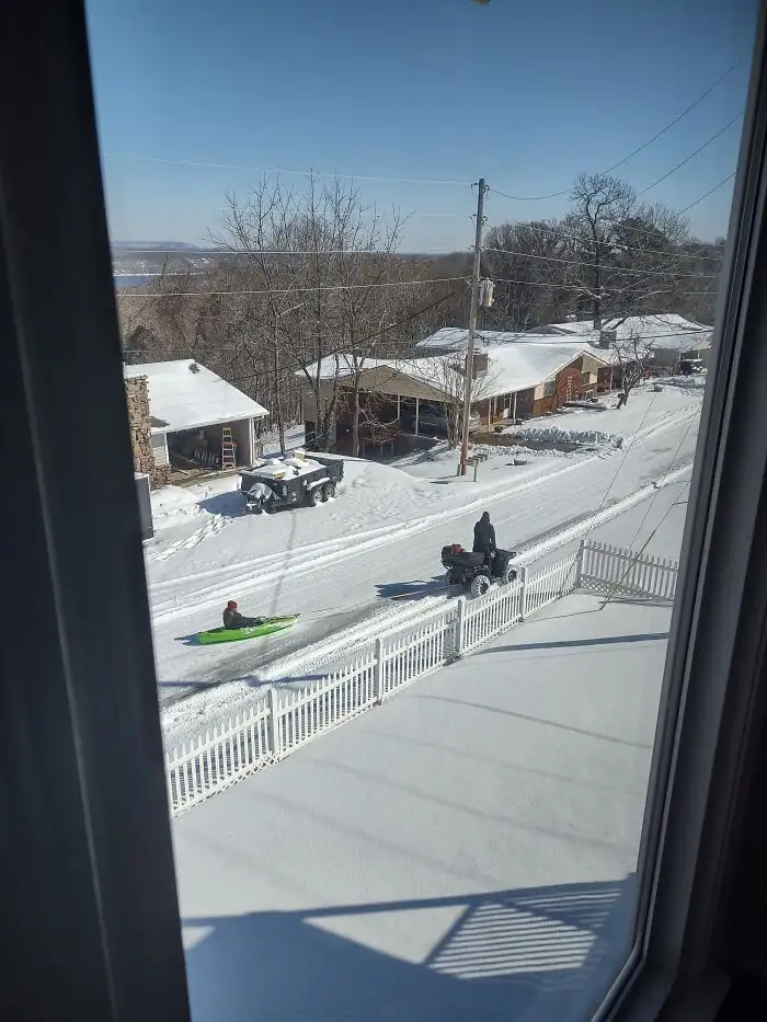 «Родители застряли в доме у озера из-за снега. Мама прислала мне это и написала: „Твой отец и его друг вышли из-под контроля“».