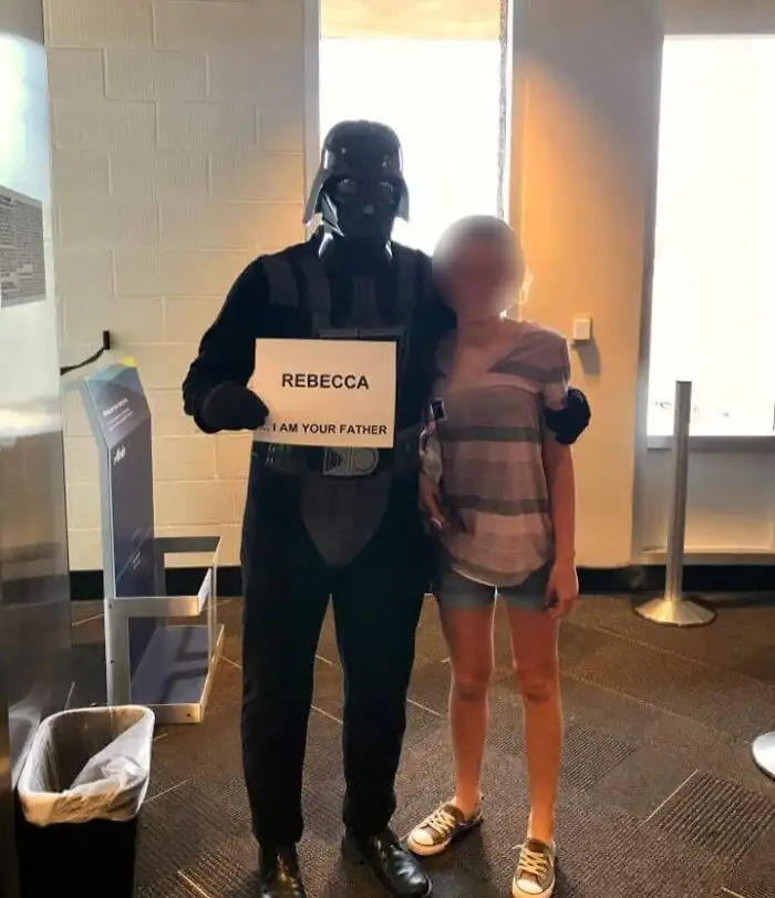 «Дочь моего друга впервые летала одна. Вот как он встретил ее в аэропорту». (Надпись на табличке: «Ребекка, я твой отец»).