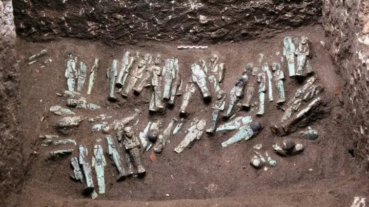 Найденные статуэтки.