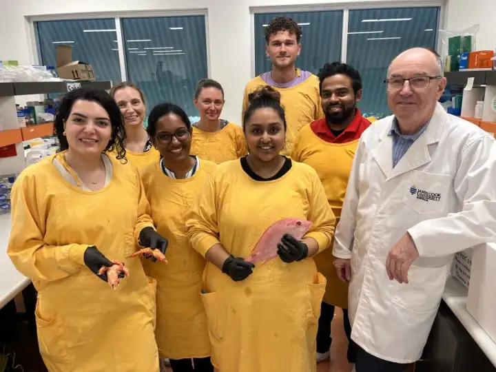 Команда, вырастившая лабораторную рыбу из молекул.