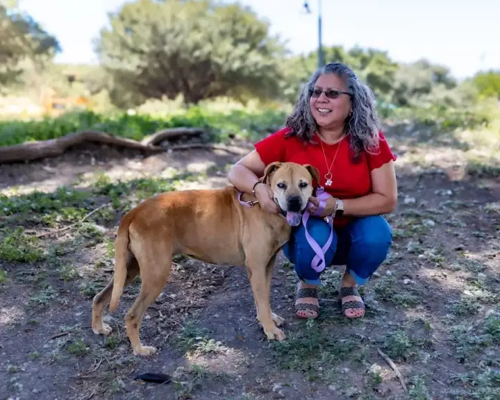 Счастливая хозяйка с найденным пёселем.