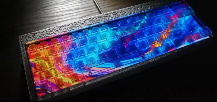 У нее есть небольшой графический процессор и чип.