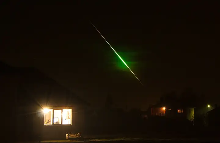 Летящий над городом метеор.