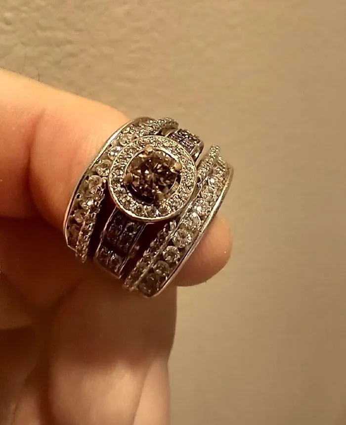 «Золотое кольцо 14 карат, которое было найдено сегодня на пляже».