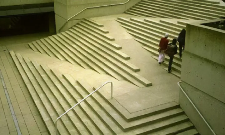 Включение пандуса для инвалидных колясок в дизайн лестницы.