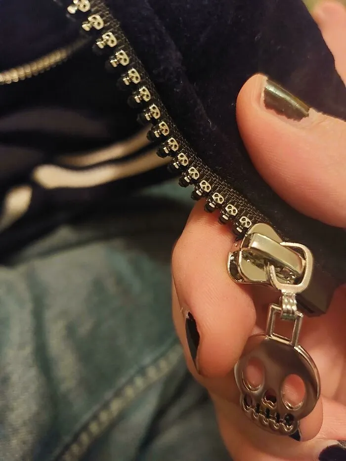 «Куртка, которую я только что получила, имеет крошечные черепа на молнии».