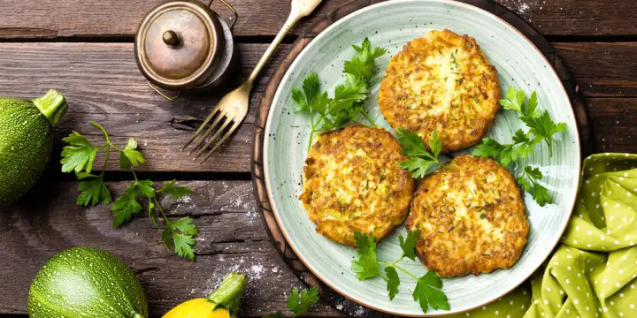 Кабачковые оладьи с чесноком.