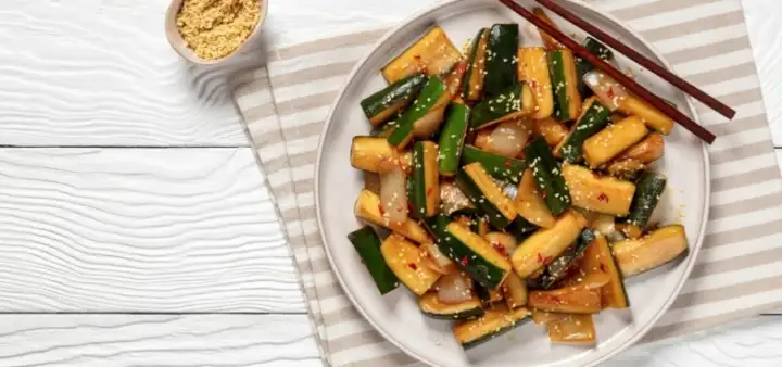 Кабачки по-японски с луком и соевым соусом.