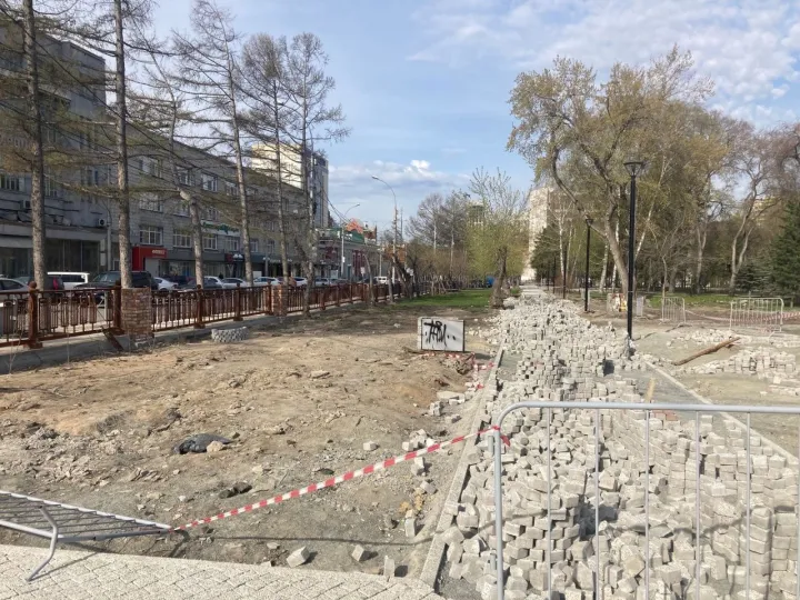 Однако коммунальные службы не оценили детские старания и разобрали башни. Но к работам так и не приступили.