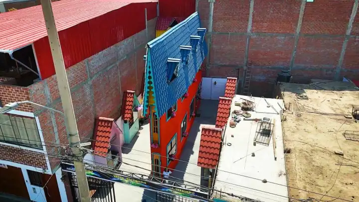 Дом шириной 63 см снаружи.