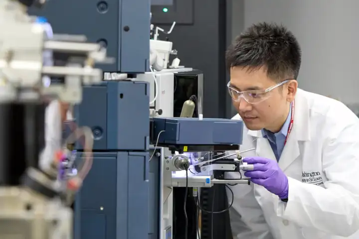 Один из авторов исследования анализирует образец крови с помощью масс-спектрометра, который измеряет уровень белка.