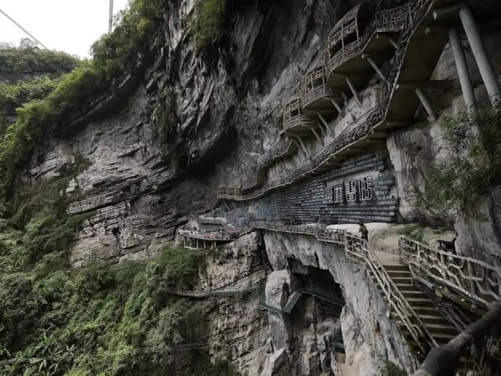 Вход в книжный магазин.