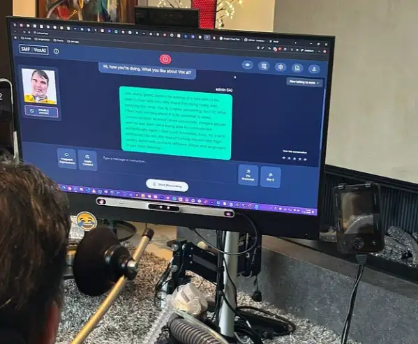 Искусственный интеллект проходит глубокое обучение на каждом пользователе, так что он может, по сути, мыслить как конкретный человек.