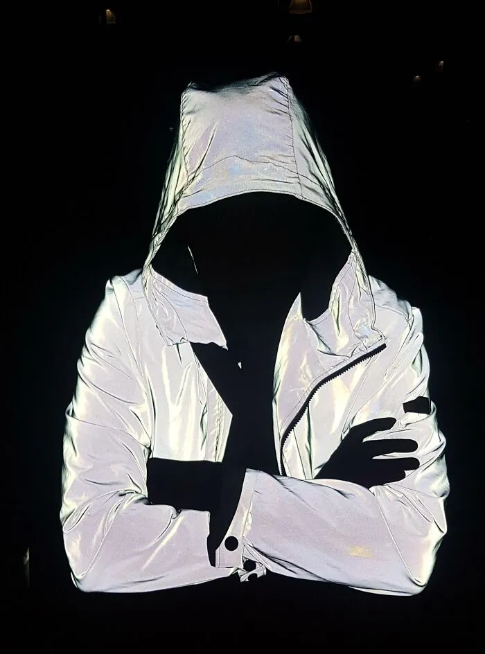 «Куртка моего друга полностью сделана из светоотражающего материала. Вот так она выглядит на фотографии со вспышкой».