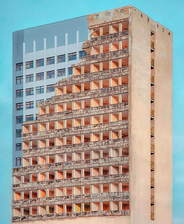 «Это не ИИ, а два здания в Лодзи, сфотографированные мной с такого ракурса, что кажется, будто они составляют единое целое».