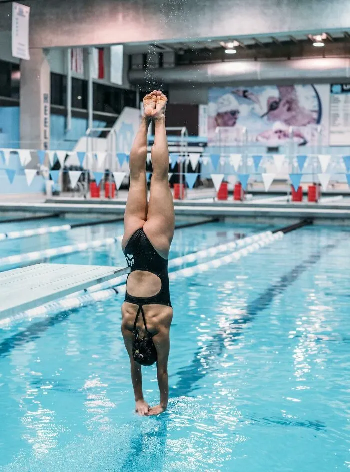 На этой фотографии моей подруги создается впечатление, что она делает стойку на руках в воде.