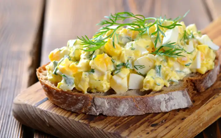 Яичная намазка на хлеб.