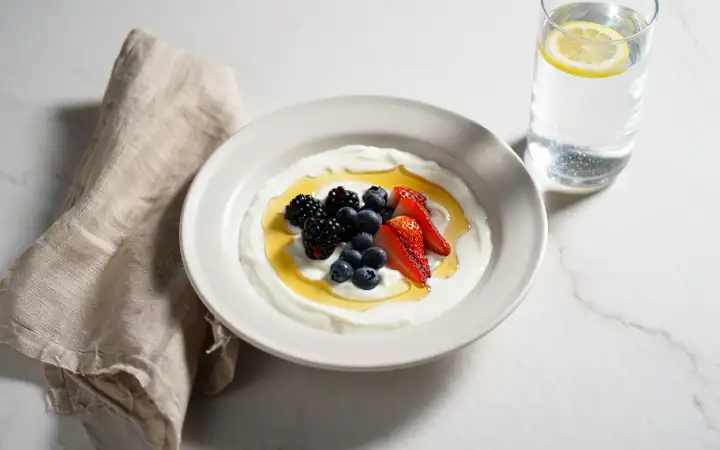 Йогурт с медом и ягодами.