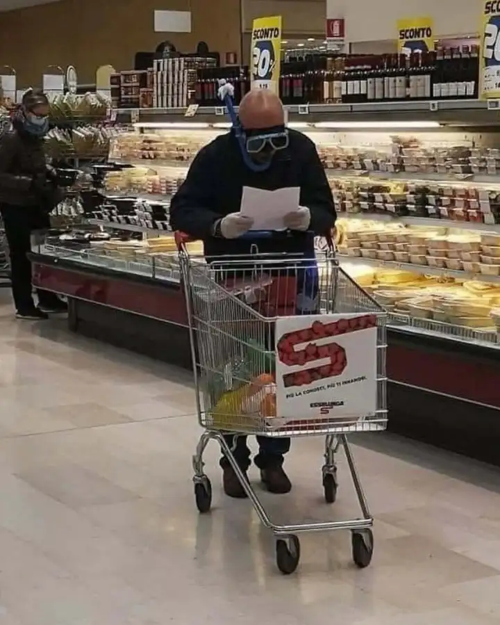 По мнению этого мужчины, ковид передается через глаза.