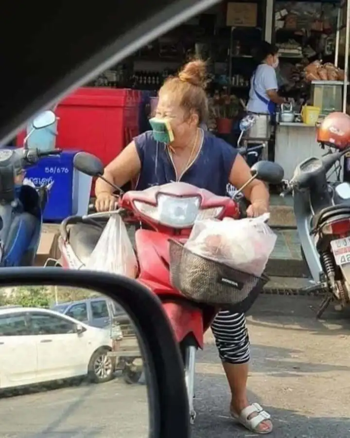 Производит гигиену полости рта.