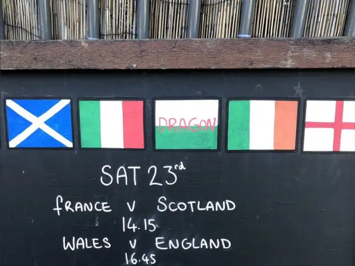 Человек поленился рисовать дракона на флаге Уэльса и написал буквами.