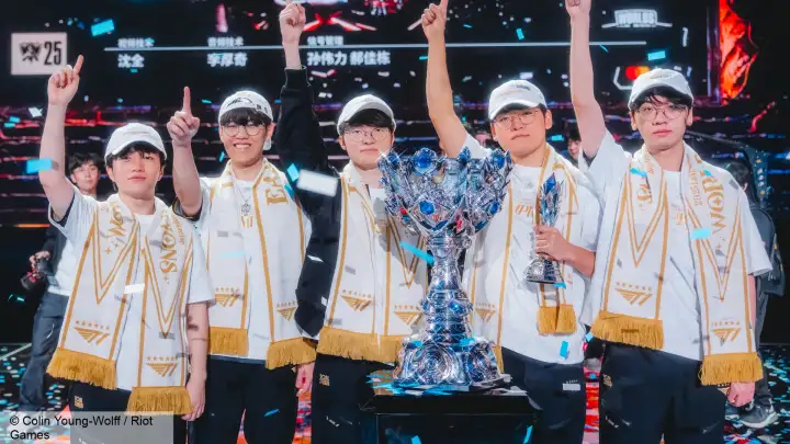 Сан Хёк с кубком чемпиона.