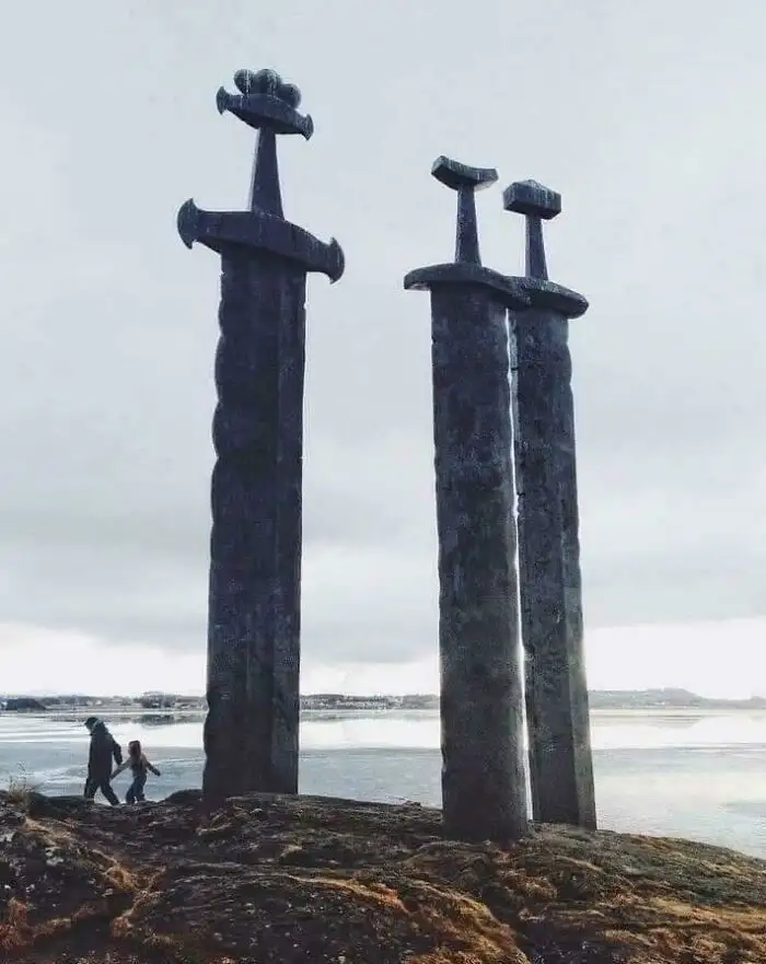 Гигантские мечи в Норвегии.