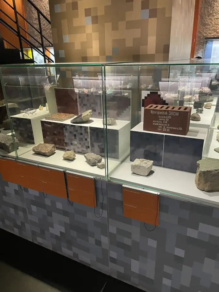 На выставке показывают минералы, руды и горные породы из кубической песочницы.