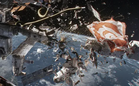 Помимо возможного падения обломков на землю, специалисты также боятся загрязнения атмосферы и океана.