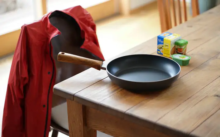 ПФАС используются в производстве антипригарной посуды и водоотталкивающей одежды.