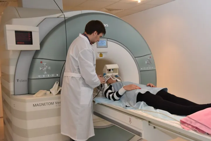 Программа анализирует данные, полученные в ходе МРТ, для постановки диагноза.