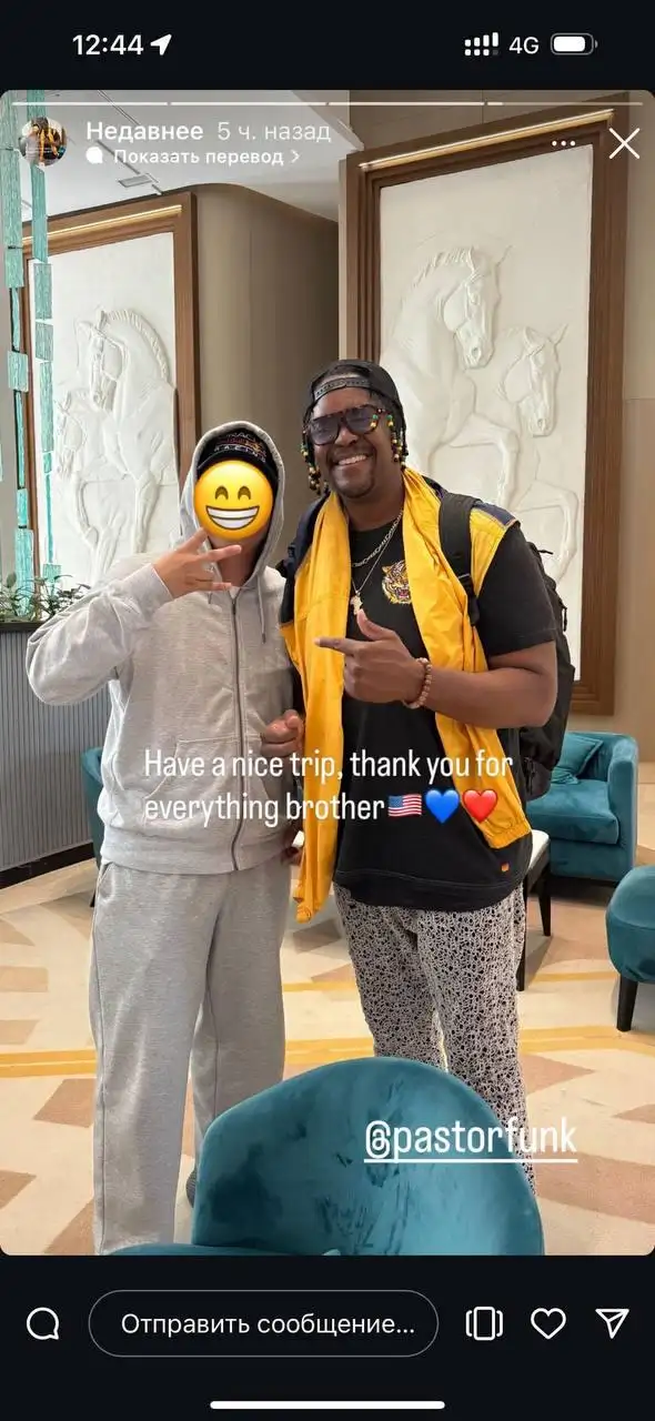 Музыкант сфотографировался с парнем на память.