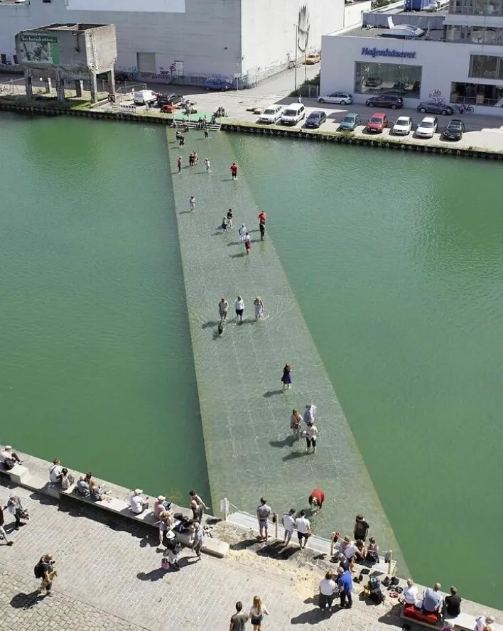 Инсталляция «На воде» от художницы Айше Эркмен.