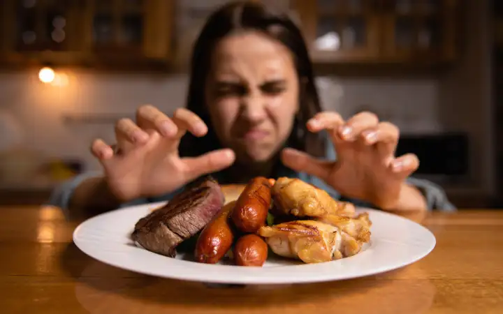 Отказ от белковой пищи.