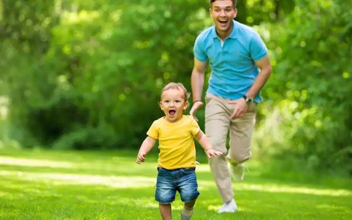 Папа играет с ребенком.