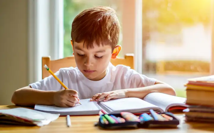 Ребенок за учебой.