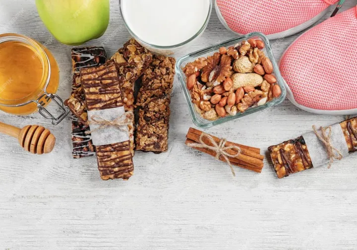 Полностью отказываться от сладостей не нужно, важно просто подобрать полезные аналоги любимой сдобе и пирожным.