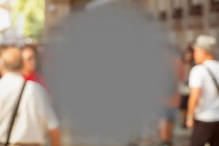 Так мир видит человек с дегенерацией желтого пятна.