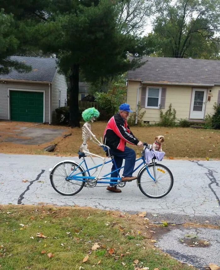 «Мой сосед только что зашел. Он сказал, что взял на прогулку свою тещу».