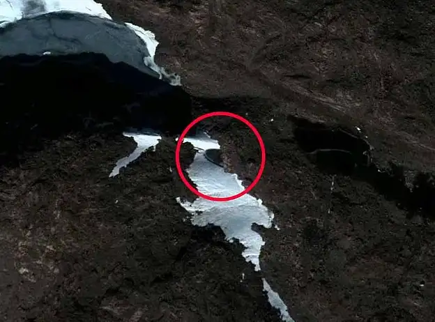 Странный объект в Антарктиде.