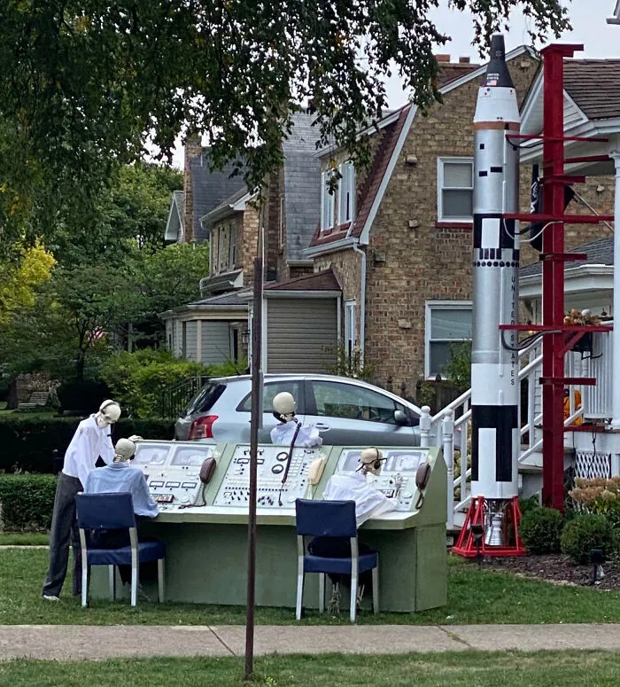 «Украшения моего соседа на Хэллоуин в этом году».