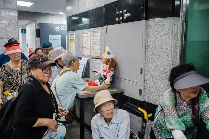 Пожилые люди в Южной Корее начали массово использовать роботизированных компаньонов, которые заменяют им общение с внуками.