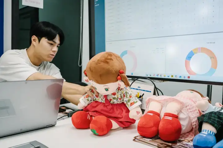 Устройство Hyodol, выполненное в форме мягкой куклы, оснащено искусственным интеллектом на базе ChatGPT и набором сенсоров.