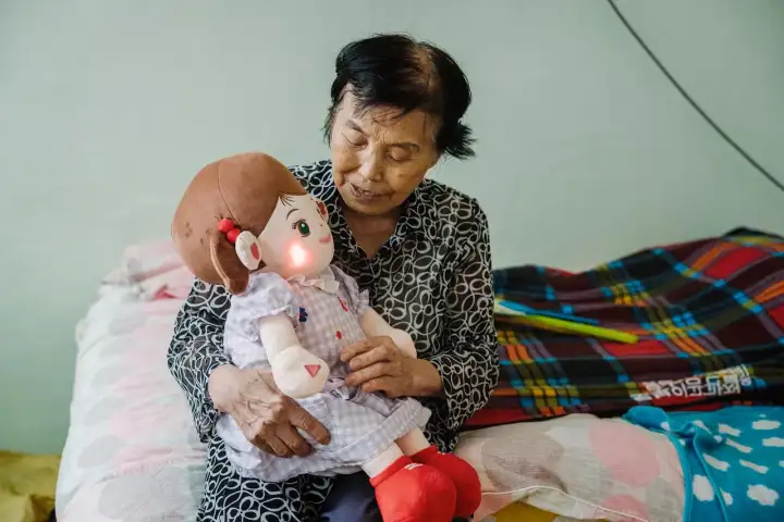 Для одиноких пенсионеров такие гаджеты стали настоящим спасением от изоляции.