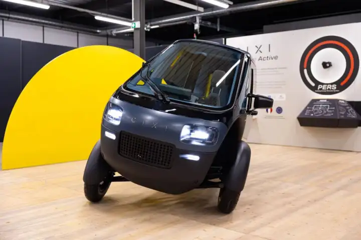 Французские инженеры создали гибридное транспортное средство, сочетающее характеристики велосипеда, электромобиля и шаттла.