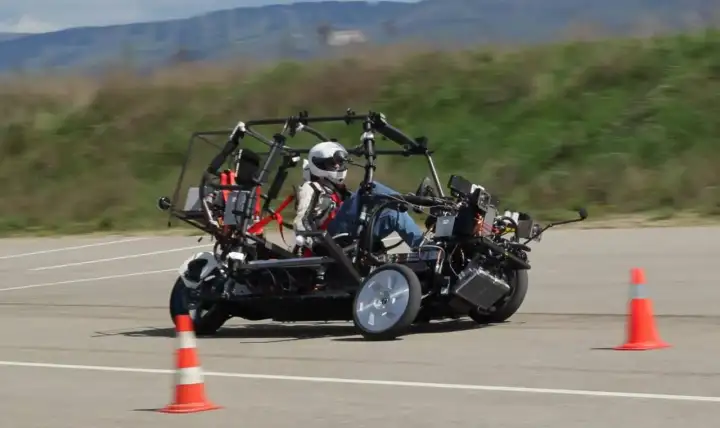 Модель на трех колесах развивает скорость до 120 км/ч, а её запас хода составляет 160 километров.