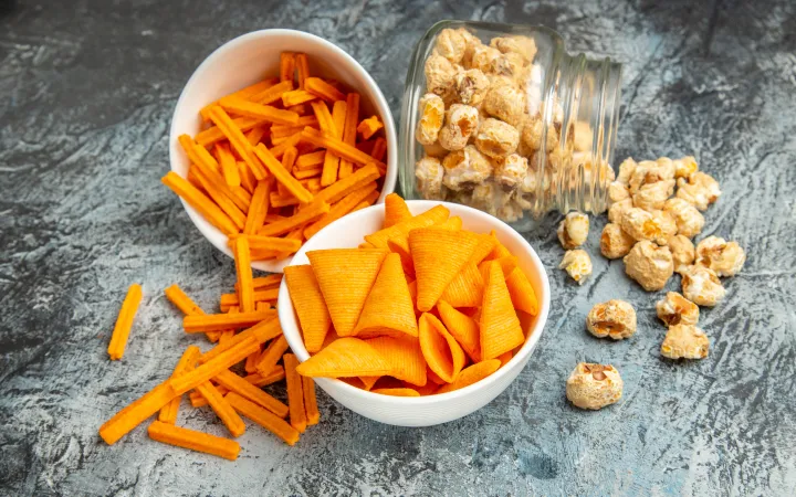 Чипсы и сухарики.